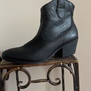 Rampage black faux leather bootie size 9.  Great Condition!
